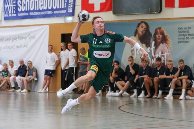 09 08 2025, xgox,Handball Heide Cup VfL Gummersbach TSV Hannover Burgdorf emspor, v l August Baskar Pedersen Hannover, 17 wirft Tor, Torschuetze, erzielt Tor, Treffer, scores the goal Schneverdingen