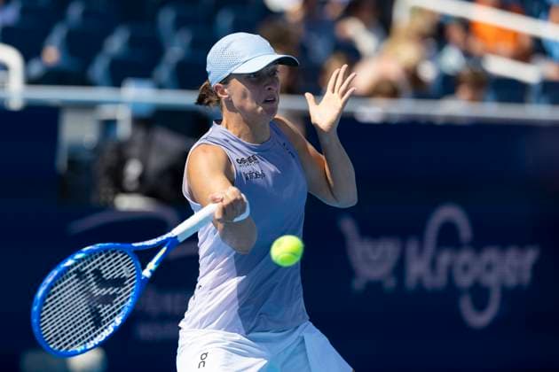 August 9, 2025, Mason, Ohio, USA: Mason, Ohio; Cincinnati Open Tennis Tournament - 2025 08 09 - Iga Swiatek plays a ball against opponent Anastasia Potapova. - ZUMAPress Mason USA - ZUMAn24_ 20250809_zaf_n24_014 Copyright: xWallyxNellx