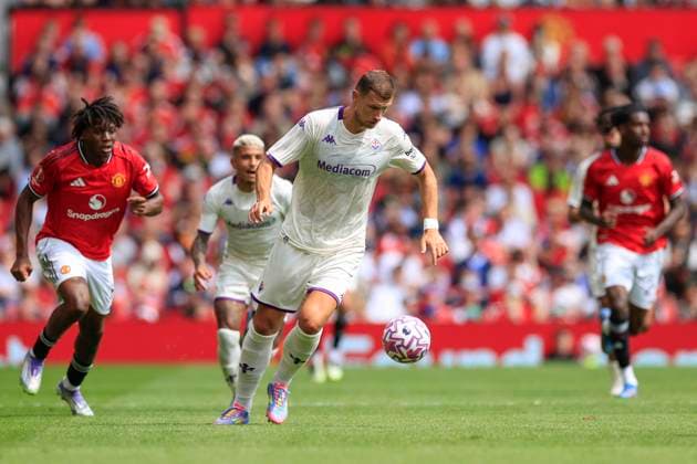 Manchester United, ManU v Fiorentina Pre-Season Friendly 09 08 2025. Edin Dzeko (11) of Fiorentina runs with the ball during the Pre-Season Friendly match between Manchester United and Fiorentina at Old Trafford, Manchester, England on 9 August 2025. Manchester Old Trafford Greater Manchester England Editorial use only , Copyright: xConorxMolloyx PSI-22527-0155
