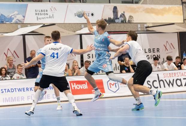 09 08 2025 Handball Sporthalle Schwaz Ost, Osthalle, Tyrol, Austria Silberregion Karwendel Cup Final HC Erlangen blue ThSV Eisenach white Picture 4 Andri Mar Runarsson Erlangen