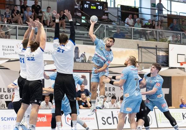 09 08 2025 Handball Sporthalle Schwaz Ost, Osthalle, Tyrol, Austria Silberregion Karwendel Cup Final HC Erlangen blue ThSV Eisenach white Picture 5 Milos Kos Erlangen