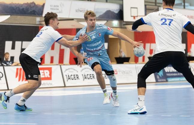 09 08 2025 Handball Sporthalle Schwaz Ost, Osthalle, Tirol, Austria Silberregion Karwendel Cup Final HC Erlangen blue ThSV Eisenach white Picture 22 Felix Aellen Eisenach , 4 Andri Mar Runarsson Erlangen , 27 Philipp Meyer Eisenach