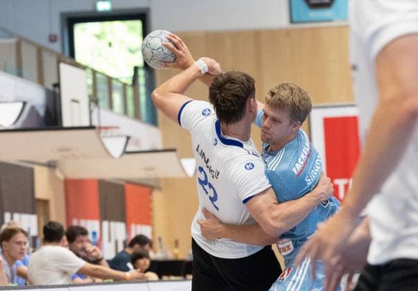 09 08 2025 Handball Sporthalle Schwaz Ost, Osthalle, Tyrol, Austria Silberregion Karwendel Cup Final HC Erlangen blue ThSV Eisenach white Picture 22 Felix Aellen Eisenach , 4 Andri Mar Runarsson Erlangen