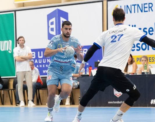 09 08 2025 Handball Sporthalle Schwaz Ost, Osthalle, Tirol, Austria Silberregion Karwendel Cup Final HC Erlangen blue ThSV Eisenach white Picture 5 Milos Kos Erlangen , 27 Philipp Meyer Eisenach