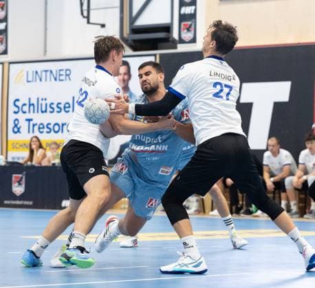 09 08 2025 Handball Sporthalle Schwaz Ost, Osthalle, Tirol, Austria Silberregion Karwendel Cup Final HC Erlangen blue ThSV Eisenach white Picture 22 Felix Aellen Eisenach , 5 Milos Kos Erlangen , 27 Philipp Meyer Eisenach