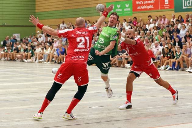 09 08 2025, xovx, Handball Lindencup 2025, HSG Wetzlar MT Melsungen v l Arnar Freyr Arnarsson MT Melsungen , Justin Müller HSG Wetzlar , Adrian Sipos MT Melsungen Linden Stadthalle Hessen Germany EN