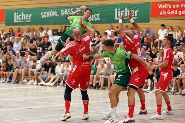 09 08 2025, xovx, Handball Lindencup 2025, HSG Wetzlar MT Melsungen v l Jona Schoch HSG Wetzlar , Arnar Freyr Arnarsson MT Melsungen , Josip Simic HSG Wetzlar , Adrian Sipos MT Melsungen , Nikolaj Enderleit MT Melsungen Linden Stadthalle Hessen Germany EN