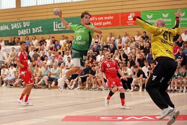09 08 2025, xovx, Handball Lindencup 2025, HSG Wetzlar MT Melsungen v l Nikolaj Enderleit MT Melsungen , Lion Zacharias HSG Wetzlar , Dimitri Ignatow MT Melsungen , Laszlo Bartucz MT Melsungen Linden Stadthalle Hessen Germany EN