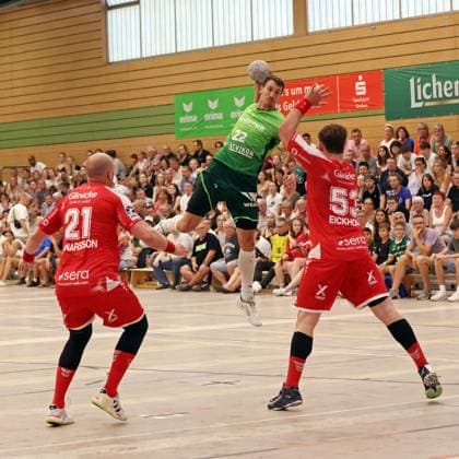 09 08 2025, xovx, Handball Lindencup 2025, HSG Wetzlar MT Melsungen v l Arnar Freyr Arnarsson MT Melsungen , Jona Schoch HSG Wetzlar , Bruno Eickhoff MT Melsungen Linden Stadthalle Hessen Germany EN