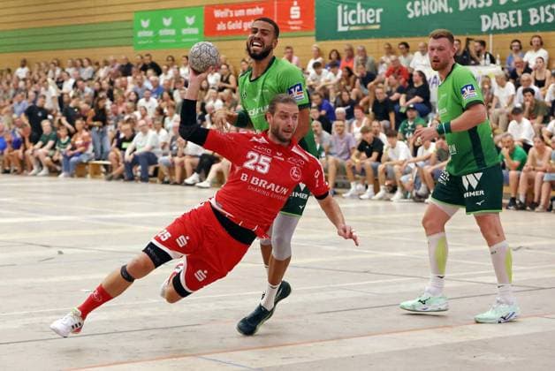 09 08 2025, xovx, Handball Lindencup 2025, HSG Wetzlar MT Melsungen v l Olle Forsell Schefvert MT Melsungen , Philipp Ahouansou HSG Wetzlar , Nikola Grahovac HSG Wetzlar Linden Stadthalle Hessen Germany EN