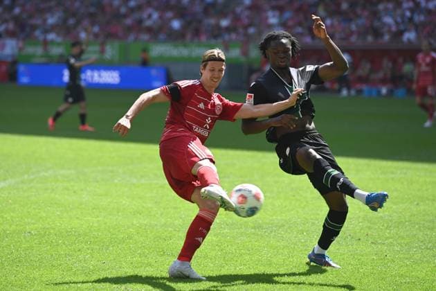 Cedric ITTEN D vs Hendry BLANK Hannover 96 action, duel, Soccer 2 Bundesliga, 2 Matchday, Fortuna Duesseldorf D Hannover 96 H 0 2 on 09 08 2025 at Merkur Spiel Arena Duesseldorf Germany DFL regulations prohibit any use of photographs as image sequences and or quasi video ÃÂ