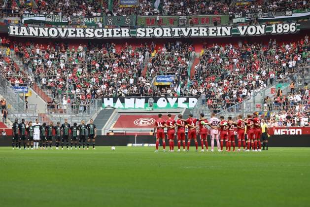 Teams from Hannover 96 and Fortuna Duesseldorf during the minute of silence in honor of Frank Mill during the 2 Bundesliga match between Fortuna Dusseldorf and Hannover 96 at Merkur Spiel Arena on August 09, 2025 in Gelsenkirchen, Germany, Germany Photo by Oliver Kaelke DeFodi Images Teams from Hannover 96 and Fortuna Duesseldorf during the minute of silence in honor of Frank Mill during the 2 Bundesliga match between Fortuna Düsseldorf and Hannover 96 at Merkur Spiel Arena on August 9, 2025 in Gelsenkirchen, Germany Photo by Oliver Kaelke DeFodi Images DFB DFL REGULATIONS PROHIBIT ANY USE OF PHOTOGRAPHS AS IMAGE SEQUENCES AND OR QUASI VIDEO Photo by Oliver Kaelke DeFodi Images