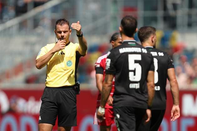 Referee Wolfgang Haslberger gestures, gestures during the 2 Bundesliga match between Fortuna Dusseldorf and Hannover 96, Merkur Spiel Arena on August 09, 2025 in Gelsenkirchen, Germany Photo by Oliver Kaelke DeFodi Images Referee Wolfgang Haslberger gestures during the 2 Bundesliga match between Fortuna Dusseldorf and Hannover 96 at Merkur Spiel Arena on August 9, 2025 in Gelsenkirchen, Germany Photo by Oliver Kaelke DeFodi Images DFB DFL REGULATIONS PROHIBIT ANY USE OF PHOTOGRAPHS AS IMAGE SEQUENCES AND OR QUASI VIDEO Photo by Oliver Kaelke DeFodi Images
