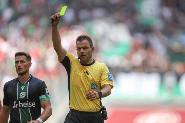 Referee Wolfgang Haslberger shows the yellow card during the 2 Bundesliga match between Fortuna Dusseldorf and Hannover 96, Merkur Spiel Arena on August 09, 2025 in Gelsenkirchen, Germany Photo by Oliver Kaelke DeFodi Images Referee Wolfgang Haslberger show the yellow card during the 2 Bundesliga match between Fortuna Dusseldorf and Hannover 96 at Merkur Spiel Arena on August 9, 2025 in Gelsenkirchen, Germany Photo by Oliver Kaelke DeFodi Images DFB DFL REGULATIONS PROHIBIT ANY USE OF PHOTOGRAPHS AS IMAGE SEQUENCES AND OR QUASI VIDEO Photo by Oliver Kaelke DeFodi Images