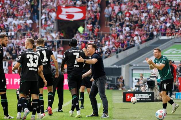 Düsseldorf, Germany, 2 Soccer Bundesliga 2 Matchday Fortuna Düsseldorf Hannover 96 0 2 on 09 08 2025 at Merkur Spiel Arena in Düsseldorf Maurice NEUBAUER H96 , Benedikt Oscar PICHLER H 96 , Mustapha BUNDU H 96 , Christian TITZ H 96 and Paul Benjamin Sven Eber KÄLLMANN H96 from left to right