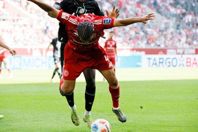 Düsseldorf, Germany, 2 Soccer Bundesliga 2 Matchday Fortuna Düsseldorf Hannover 96 0 2 on 09 08 2025 at Merkur Spiel Arena in Düsseldorf Mustapha BUNDU H 96 left and Kenneth SCHMIDT F95 right