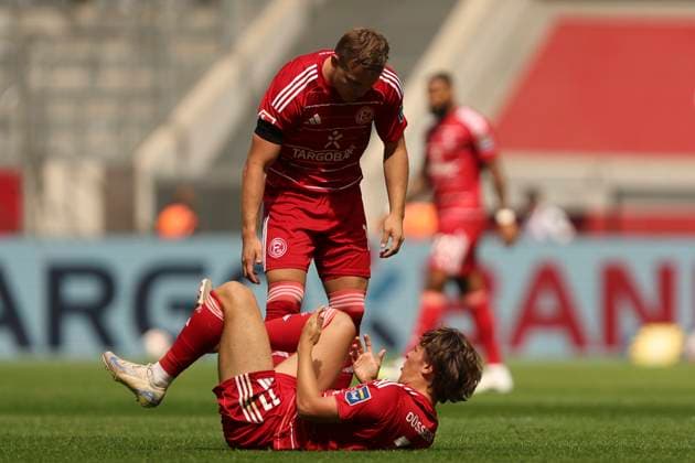 Julian Hettwer Fortuna Duesseldorf is injured on the ground during the 2 Bundesliga match between Fortuna Dusseldorf and Hannover 96 at Merkur Spiel Arena on August 09, 2025 in Gelsenkirchen, Germany, Germany Photo by Oliver Kaelke DeFodi Images Julian Hettwer Fortuna Duesseldorf injured on the ground during the 2 Bundesliga match between Fortuna Düsseldorf and Hannover 96 at Merkur Spiel Arena on August 9, 2025 in Gelsenkirchen, Germany Photo by Oliver Kaelke DeFodi Images DFB DFL REGULATIONS PROHIBIT ANY USE OF PHOTOGRAPHS AS IMAGE SEQUENCES AND OR QUASI VIDEO Photo by Oliver Kaelke DeFodi Images