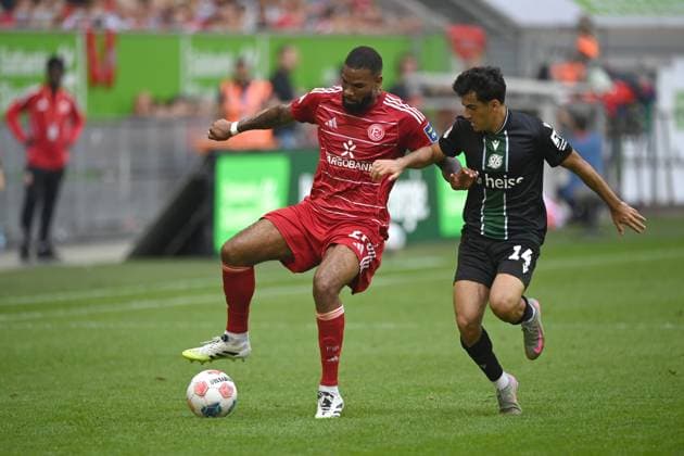 Jamil SIEBERT D vs Husseyn CHAKROUN Hannover 96 action, duel, Soccer 2 Bundesliga, 2 Matchday, Fortuna Duesseldorf D Hannover 96 H 0 2 on 09 08 2025 at Merkur Spiel Arena Duesseldorf Germany DFL regulations prohibit any use of photographs as image sequences and or quasi video ÃÂ
