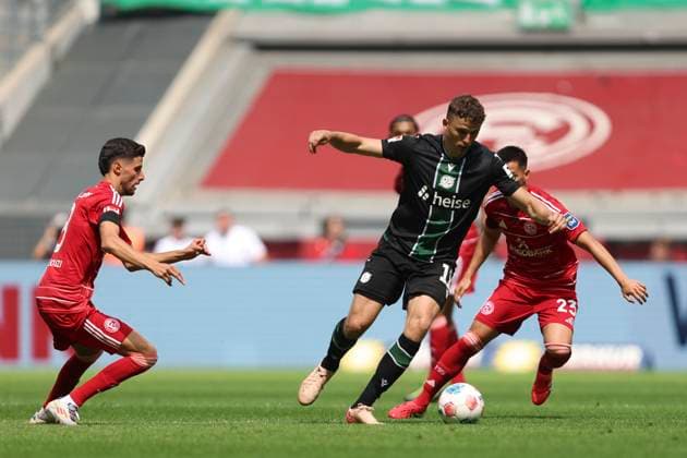 Anouar El Azzouzi Fortuna Duesseldorf , Benedikt Pichler Hannover 96 and Shinta Appelkamp Fortuna Duesseldorf in a duel during the 2 Bundesliga match between Fortuna Dusseldorf and Hannover 96, Merkur Spiel Arena on August 09, 2025 in Gelsenkirchen, Germany Photo by Oliver Kaelke DeFodi Images Anouar El Azzouzi Fortuna Duesseldorf , Benedikt Pichler Hannover 96 and Shinta Appelkamp Fortuna Duesseldorf battle for the ball during the 2 Bundesliga match between Fortuna Düsseldorf and Hannover 96 at Merkur Spiel Arena on August 9, 2025 in Gelsenkirchen, Germany Photo by Oliver Kaelke DeFodi Images DFB DFL REGULATIONS PROHIBIT ANY USE OF PHOTOGRAPHS AS IMAGE SEQUENCES AND OR QUASI VIDEO Photo by Oliver Kaelke DeFodi Images
