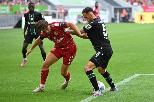 Julian HETTWER D vs Vigirl GHITA Hannover 96 action, duel, Soccer 2 Bundesliga, 2 Matchday, Fortuna Duesseldorf D Hannover 96 H 0 2 on 09 08 2025 at Merkur Spiel Arena Duesseldorf Germany DFL regulations prohibit any use of photographs as image sequences and or quasi video ÃÂ
