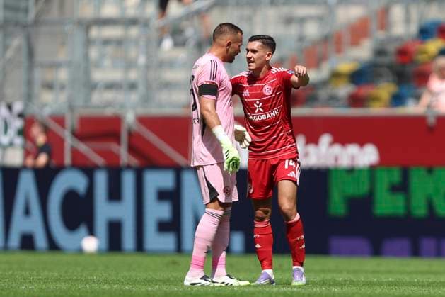 Goalkeeper Florian Kastenmeier Fortuna Duesseldorf speaks with Sotiris Alexandropoulos Fortuna Duesseldorf during the 2 Bundesliga match between Fortuna Dusseldorf and Hannover 96, Merkur Spiel Arena on August 09, 2025 in Gelsenkirchen, Germany, Germany Photo by Oliver Kaelke DeFodi Images Goalkeeper Florian Kastenmeier Fortuna Duesseldorf speaks with Sotiris Alexandropoulos Fortuna Duesseldorf during the 2 Bundesliga match between Fortuna Düsseldorf and Hannover 96 at Merkur Spiel Arena on August 9, 2025 in Gelsenkirchen, Germany Photo by Oliver Kaelke DeFodi Images DFB DFL REGULATIONS PROHIBIT ANY USE OF PHOTOGRAPHS AS IMAGE SEQUENCES AND OR QUASI VIDEO Photo by Oliver Kaelke DeFodi Images