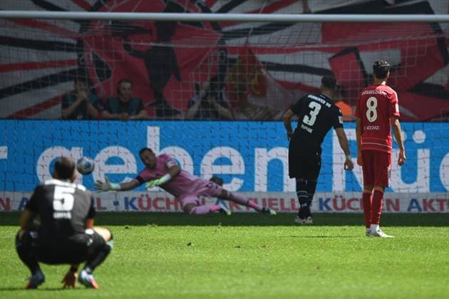 Boris TOMIAK Hannover 96 scores from the penalty spot to make it 0 1, against goalkeeper Florian KASTENMEIER D Football 2 Bundesliga, 2 Matchday, Fortuna Duesseldorf D Hannover 96 H 0 2 on 09 08 2025 at Merkur Spiel Arena Duesseldorf Germany DFL regulations prohibit any use of photographs as image sequences and or quasi video ÃÂ