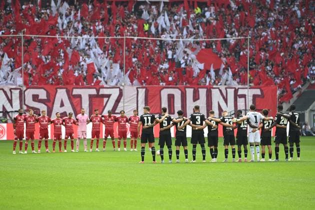 minute silence for the deceased Frank Mill, commemoration, feature, symbol photo, border motif, football 2 Bundesliga, 2 matchday, Fortuna Duesseldorf D Hannover 96 H 0 2 on 09 08 2025 at Merkur Spiel Arena Duesseldorf Germany DFL regulations prohibit any use of photographs as image sequences and or quasi video ÃÂ