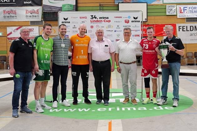 09 08 2025, xovx, Handball Lindencup 2025, HSG Wetzlar MT Melsungen Award Ceremony Bundesliga Group 4 Place Coach Roberto Garcia Parrondo MT Melsungen Melsungen, 3 Place TV Hüttenberg, 2 Place HSG Wetzlar, Winner SC DHfK Leipzig Linden Stadthalle Hessen Germany EN