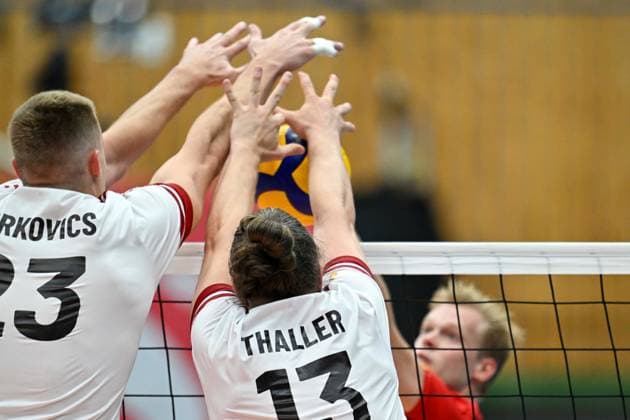 VOLLEYBALL - CEV Euro Quali, AUT vs BEL HARTBERG,AUSTRIA,09.AUG.25 - VOLLEYBALL - CEV European Volleyball Championship 2026, qualification, OEVV international match, Länderspiel, Nationalmannschaft Austria vs Belgium. Image shows Matthaeus Jurkovics, Maximilian Thaller (AUT) and Mathijs Desmet (BEL).  GEPAxpictures xAvnixRetkoceri
