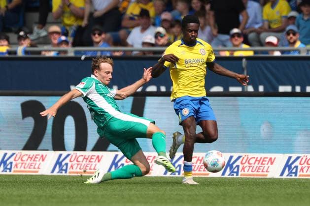 Braunschweig vs Fürth, 2 BL Braunschweig, 09 08 2025, FUßBALL Eintracht Braunschweig vs SpVgg Greuther Fürth, 2 BL, Season 2025 26 Jannik Dehm Greuther Fürth , Christian Conteh Eintracht Braunschweig Braunschweig