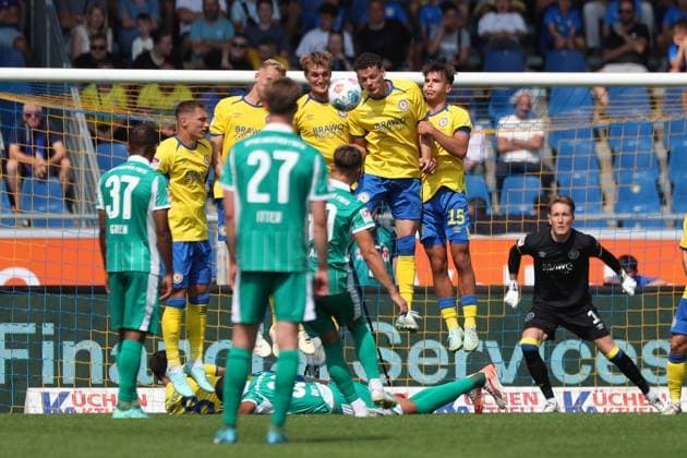 Braunschweig vs Fürth, 2 BL Braunschweig, 09 08 2025, FUßBALL Eintracht Braunschweig vs SpVgg Greuther Fürth, 2 BL, Season 2025 26 Lukas Frenkert Eintracht Braunschweig , Erencan Yardimici Eintracht Braunschweig , Max Marie Eintracht Braunschweig Braunschweig