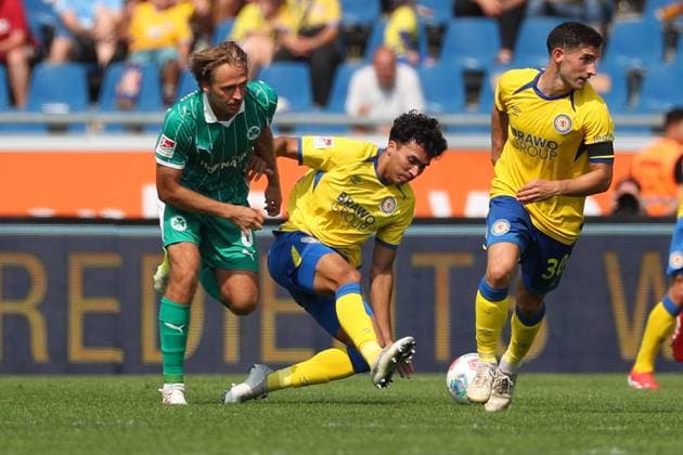 Braunschweig vs Fürth, 2 BL Braunschweig, 09 08 2025, FUßBALL Eintracht Braunschweig vs SpVgg Greuther Fürth, 2 BL, Season 2025 26 Mathias Flaga Olsen Greuther Fürth , Johan Gomez Eintracht Braunschweig Braunschweig