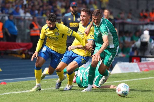 Braunschweig vs Fürth, 2 BL Braunschweig, 09 08 2025, FOOTBALL Eintracht Braunschweig vs SpVgg Greuther Fürth, 2 BL, Season 2025 26 Fabio Kaufmann Eintracht Braunschweig , Philipp Ziereis Greuther Fürth , Sebastian Polter Eintracht Braunschweig Braunschweig