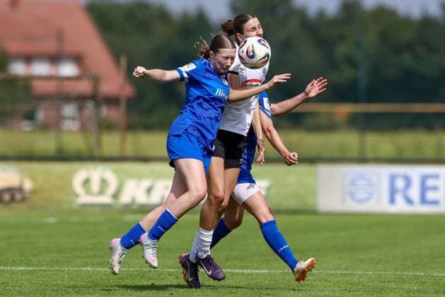 from left Laura Bröring SV Meppen, 6 and Phine Ebert DSC Arminia Bielefeld, 5 in duel, duel, dynamics, action, action, match scene, 09 08 2025, Spelle Germany , Soccer, Test match women, SV Meppen DSC Arminia Bielefeld xobx