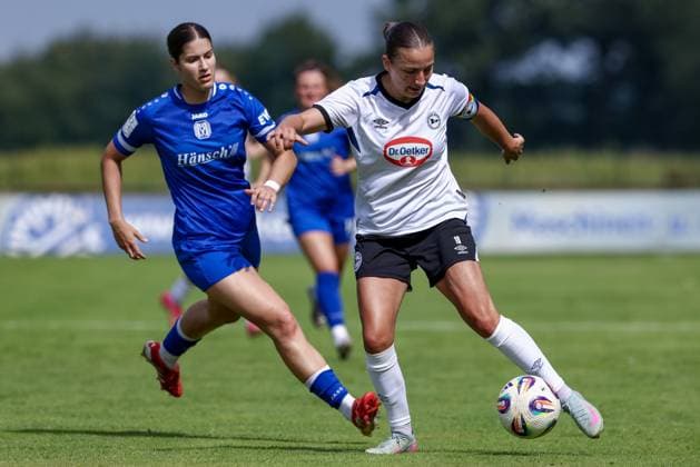 from left Anouk Blaschka SV Meppen, 10 and Lisa Lösch DSC Arminia Bielefeld, 10 in duel, duel, dynamics, action, action, match scene, 09 08 2025, Spelle Germany , Soccer, Test match women, SV Meppen DSC Arminia Bielefeld xobx