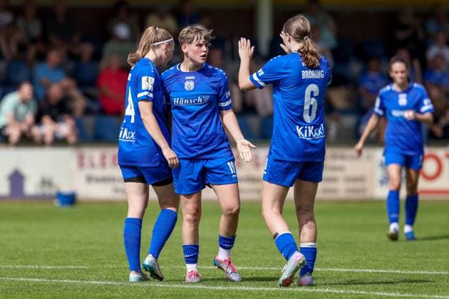 from left Bente Bode SV Meppen, 14 , Lea Mauly SV Meppen, 19 and Laura Bröring SV Meppen, 6 with goal celebration, jubilation, cheering, optimistic, match scene, highlight, joy about the goal to 1 0, 09 08 2025, Spelle Germany , Soccer, Test match women, SV Meppen DSC Arminia Bielefeld xobx