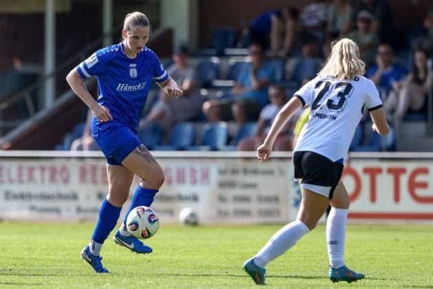 from left Lara Hohm SV Meppen, 16 and Maren Allmeroth née Tellenbröker, DSC Arminia Bielefeld, 23 in duel, duel, dynamic, action, action scene, 09 08 2025, Spelle Germany , Soccer, Test match women, SV Meppen DSC Arminia Bielefeld xobx