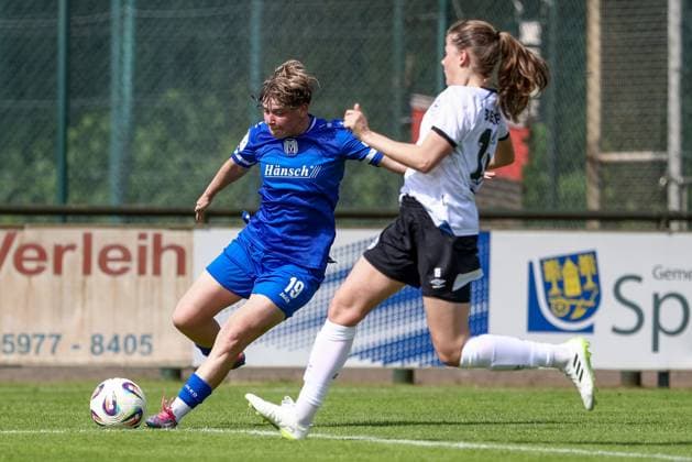 from left Lea Mauly SV Meppen, 19 and Lea Bultmann DSC Arminia Bielefeld, 15 in duel, duel, dynamics, action, action, match scene, 09 08 2025, Spelle Germany , Soccer, Test match women, SV Meppen DSC Arminia Bielefeld xobx