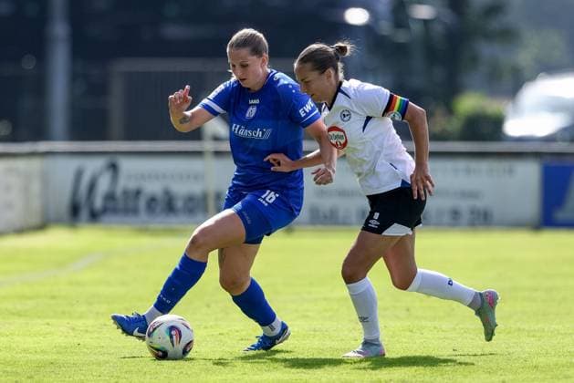 from left Lara Hohm SV Meppen, 16 and Lisa Lösch DSC Arminia Bielefeld, 10 in duel, duel, dynamic, action, action, match scene, 09 08 2025, Spelle Germany , Soccer, Test match women, SV Meppen DSC Arminia Bielefeld xobx
