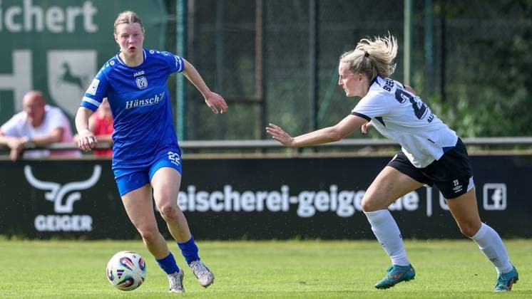 Lilly Damm SV Meppen, 22 on the ball, Maren Allmeroth née Tellenbröker, DSC Arminia Bielefeld, 23 , Action, Action, Game scene, 09 08 2025, Spelle Germany , Soccer, Test match women, SV Meppen DSC Arminia Bielefeld xobx