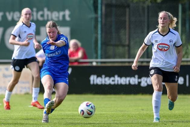 Lilly Damm SV Meppen, 22 on the ball, Maren Allmeroth née Tellenbröker, DSC Arminia Bielefeld, 23 , Action, Action, Game scene, 09 08 2025, Spelle Germany , Soccer, Test match women, SV Meppen DSC Arminia Bielefeld xobx