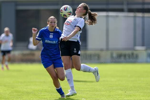Lea Bultmann DSC Arminia Bielefeld, 15 on the ball, single image, full body, action, action scene, 09 08 2025, Spelle Germany , Soccer, Test match women, SV Meppen DSC Arminia Bielefeld xobx