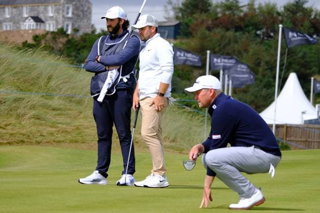 UK: Nexo Championship, Old Course at Trump International Golf Links, Aberdeen, Scotland on 09 August 2025: Pictured: Alex Fitzpatrick (England) talks to his caddie as Justin Harding (South Africa) lines up a putt on the 9th green during the third round of the Nexo Championship 2025 at Trump International Golf Links, Aberdeenshire, Scotland Aberdeen Trump International Golf Links Scotland Copyright: xAlexxToddx