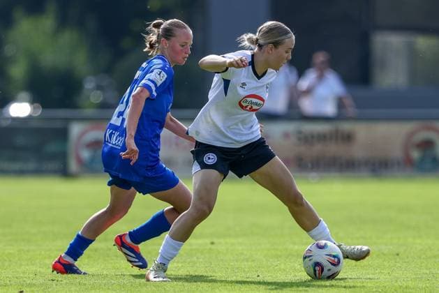 from left Lilly Bartke SV Meppen, 24 and Sophia Pauli DSC Arminia Bielefeld, 11 in duel, duel, dynamic, action, action, match scene, 09 08 2025, Spelle Germany , Soccer, Test match women, SV Meppen DSC Arminia Bielefeld xobx