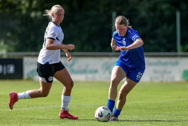 from left Paula Peters DSC Arminia Bielefeld, 25 and Lilly Damm SV Meppen, 22 in duel, duel, dynamics, action, action, match scene, 09 08 2025, Spelle Germany , Soccer, Test match women, SV Meppen DSC Arminia Bielefeld xobx