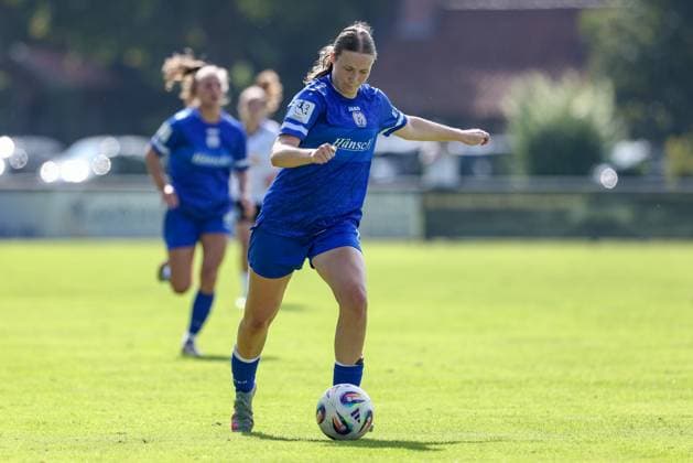Laura Bröring SV Meppen, 6 on the ball, single image, full body, action, action scene, 09 08 2025, Spelle Germany , Soccer, Test match women, SV Meppen DSC Arminia Bielefeld xobx