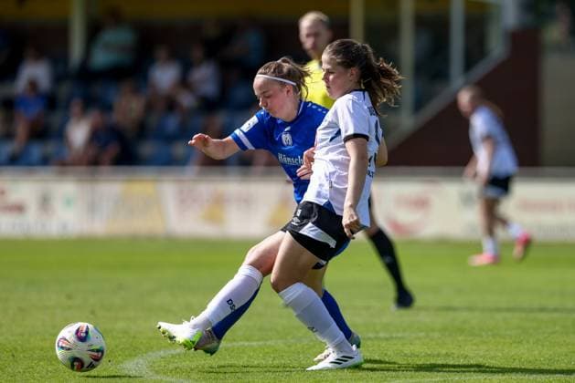 from left Bente Bode SV Meppen, 14 and Lea Bultmann DSC Arminia Bielefeld, 15 in duel, duel, dynamics, action, action, match scene, 09 08 2025, Spelle Germany , Soccer, Test match women, SV Meppen DSC Arminia Bielefeld xobx