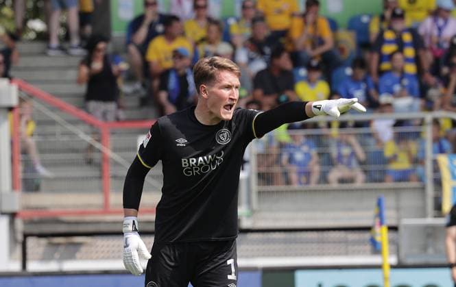 Goalkeeper Ron Thorben Hoffmann Eintracht Braunschweig Football, Men, Season 2025 2026 2 BL, Eintracht Stadion, Eintracht Braunschweig vs Spielvereinigung Greuther Fuerth 3 2 DFL REGULATIONS PROHIBIT ANY USE OF PHOTOGRAPHS AS IMAGE SEQUENCES AND OR QUASI VIDEO