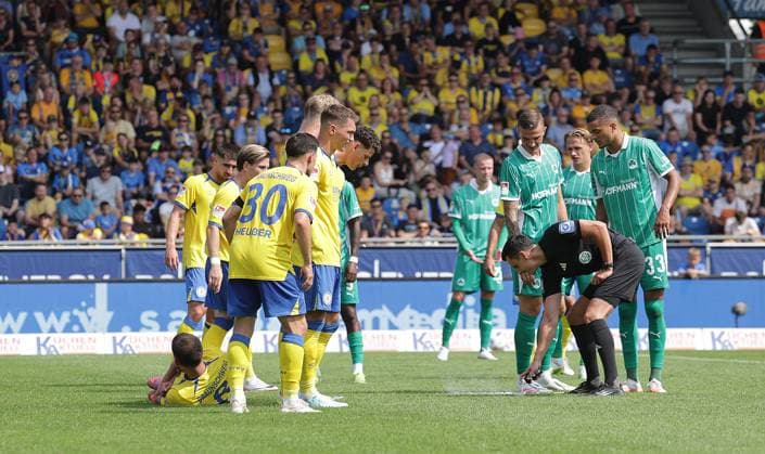 Referee Konrad Oldhafer Football, Men, Season 2025 2026 2 BL, Eintracht Stadion, Eintracht Braunschweig vs Spielvereinigung Greuther Fuerth 3 2 DFL REGULATIONS PROHIBIT ANY USE OF PHOTOGRAPHS AS IMAGE SEQUENCES AND OR QUASI VIDEO