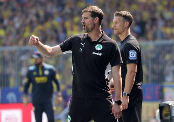 Coach Thomas Kleine SpVgg Greuther Fuerth Football, Men, Season 2025 2026 2 BL, Eintracht Stadion, Eintracht Braunschweig vs Spielvereinigung Greuther Fuerth 3 2 DFL REGULATIONS PROHIBIT ANY USE OF PHOTOGRAPHS AS IMAGE SEQUENCES AND OR QUASI VIDEO
